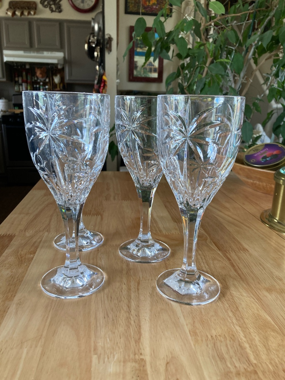 Crystal Cut Wine Glasses - Clear Set of 4